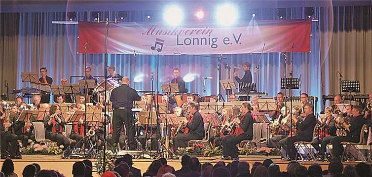 Es war ein großartiges Jubiläumskonzert der 60 Musikerinnen und Musiker des Musikvereins Lonnig in der Kulturhalle in Ochtendung. US