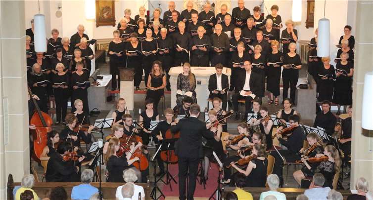 Es war ein imposanter Klangkörper, der die Musik Mozarts hervorragend zu Gehör brachte. Fotos: StF