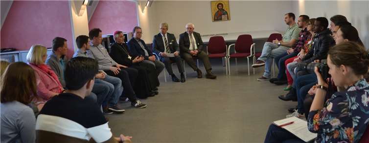 Es war ein reger Austausch von Ashakan, Sadiq und Mohammed mit Vertretern aus Politik und Kirche: Weihbischof Franz Josef Gebert, Landtagsabgeordnete Hedi Thelen, Kreisbeigeordneter Rolf Schäfer, Martina Luig-Kaspari, Uwe Berens, Max Göke, Martin Reis, Pastoralreferent David Morgenstern, Caritasrat-Vorsitzender Hugo Nowicki und Caritasverband-Vorsitzender Christoph Schmitz. Foto: E.T. Müller