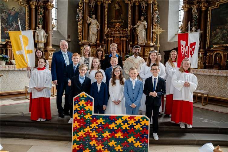 Es war ein schönes Bild, als am Samstag die Kommunionkinder den Altarraum füllten. Foto: Bernhard Risse