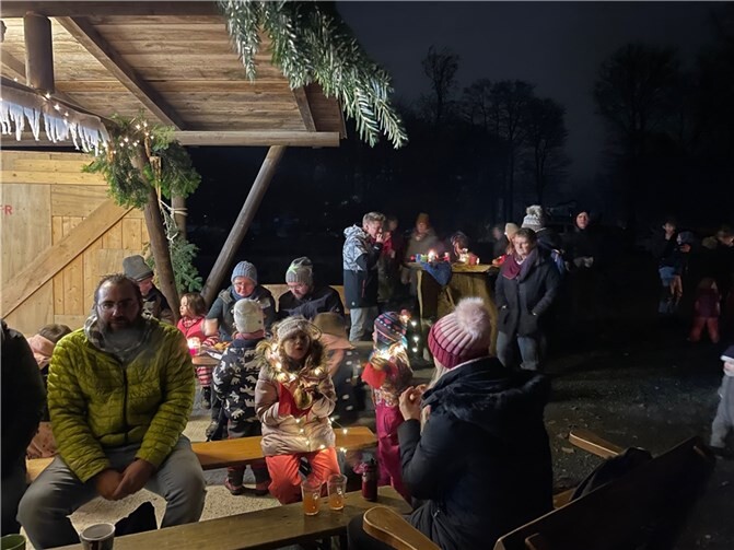 Es war ein stimmungsvoller Abend für die Kinder und ihre Familien auf dem weihnachtlich dekorierten Waldfestplatz in Rengsdorf. Quelle: A.S.S. Rengsdorf