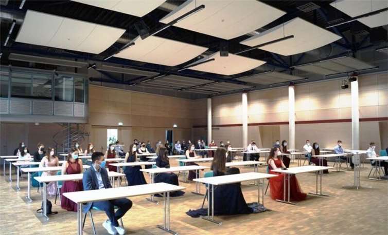 Es war ein ungewöhnlicher, aber sehr schöner Anblick, die Abiturient*innen an den mit Abstand platzierten Einzeltischen zu sehen. Foto: privat