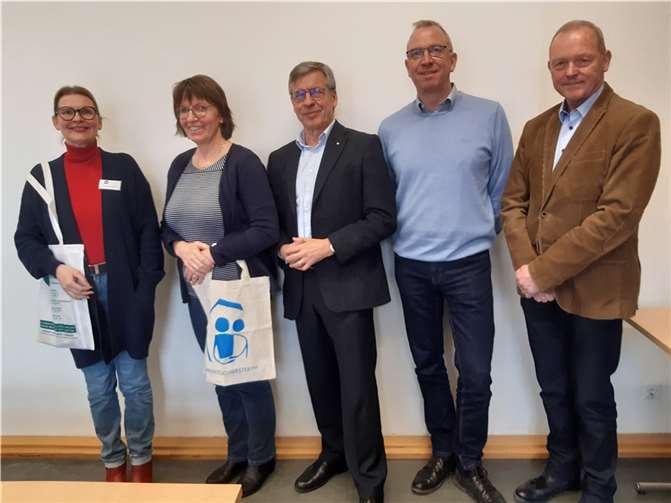 Es war eine gelungene Veranstaltung. Mehr zum Thema „Sicherheit im Alter“ planen (von links) Ute Remshagen, Ingrid Neubusch, Gerd Mainzer, Franz-Josef Hammes und Wolfram Knabe für den Herbst.  Foto: Monika Thurn