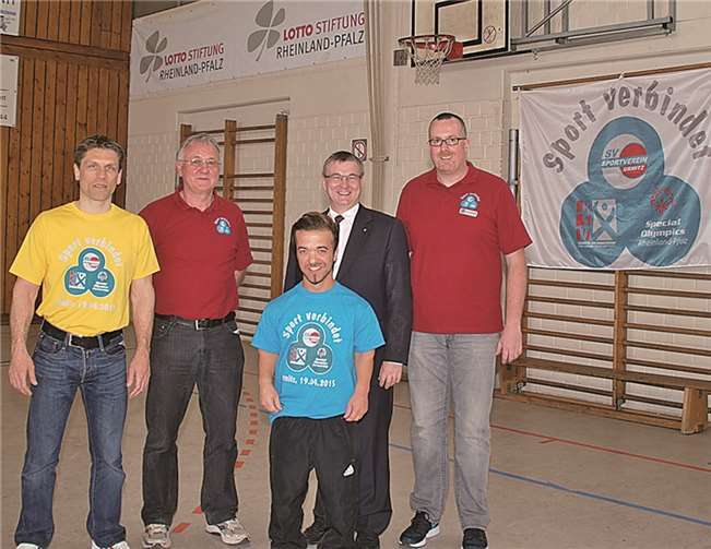 Es war eine großartige und einmalige Veranstaltung, darüber waren sich alle einig. Prominenter Sportgast Judoka und zweifacher Olympiateilnehmer Stefan Ott, Initiator und SV-Vereinsmanager Klaus Höfer, Prominenter Sportgast Mathias Mester, Leichtathlet (Kugel, Diskus, Speer), Landrat Alexander Saftig und Sven Kreienbrock (1.Vorsitzender SV Urmitz). US