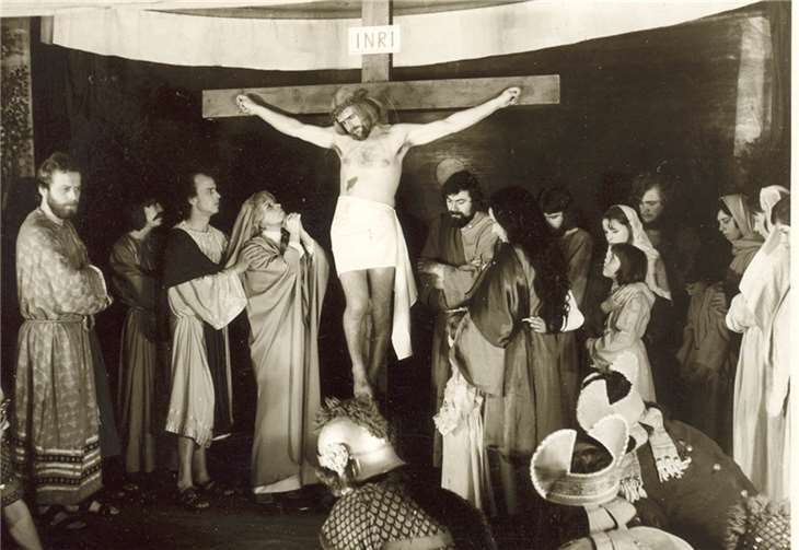 Es war einmal. Die Kreuzigungsszene noch im Saale Doll. Damals spielte Ildefons Andres Jesus Christus. Für die Schächer fehlte der Platz.