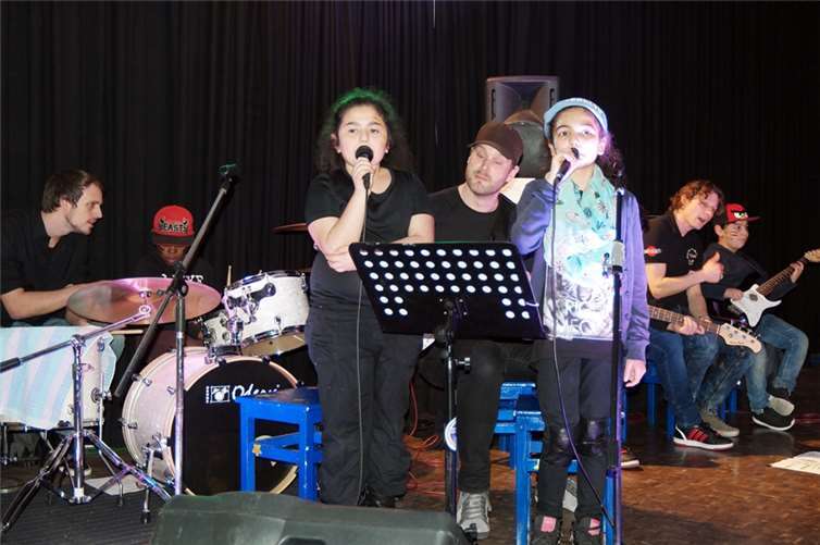 Es war fast so, als wären die Stars vor Ort. Mit einer täuschend echten Show begeisterten die Kinder ihre Gäste.