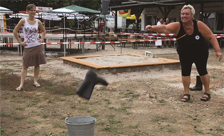 Es war gar nicht so einfach, mit dem Stiefel in den Eimer zu treffen.EP