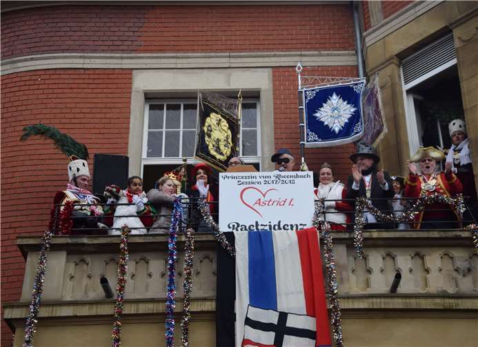 Es war geschafft: Die Narrenschar grüßte vom Rathausbalkon.