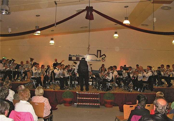 Es war kurz nach 20 Uhr, als die Burgbläser Rheinbreitbach unter der Leitung von Hans Günther Schröder mit dem „König Ludwig Marsch“ ihr Konzert im Bürgersaal der Hans Dahmen Halle in Rheinbreitbach vor etwa 300 Zuschauern eröffneten.Privat