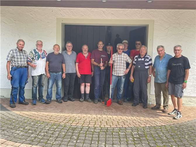 Es war schon der zweite Arbeitseinsatz der Freiwilligen auf dem Waldfriedhof.  Foto: Rudolf Boden