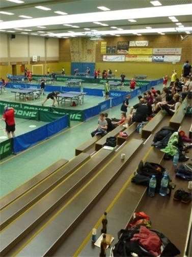 Es war viel los an den Tischen und auf der Tribüne. privat