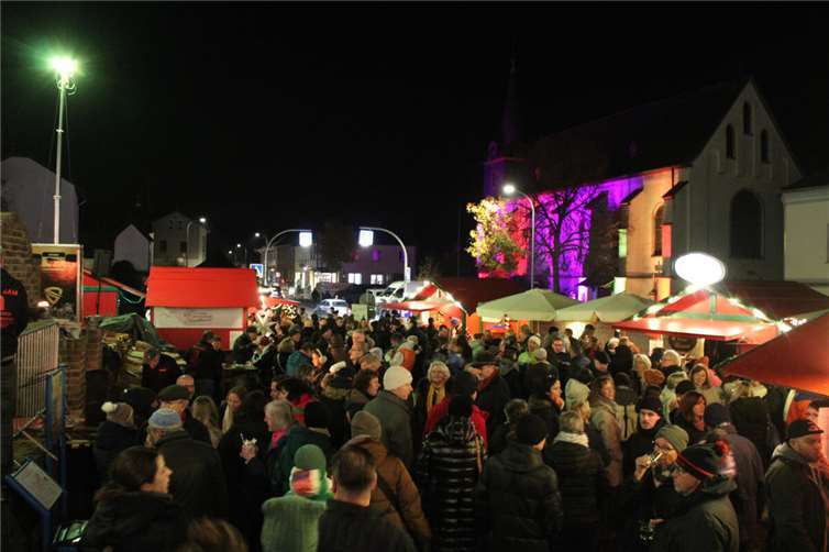 Es war wie immer einiges los beim Martinsmarkt in Adendorf. Fotos: DU