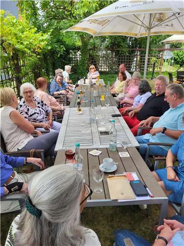 Es war wieder ein schönes und gelungenes Sommerfest, bei dem sich viele Nachbarinnen und Nachbarn zu einem gemütlichen Schwätzchen sowie dem Austausch von Erinnerungen zusammenfanden. Foto: privat
