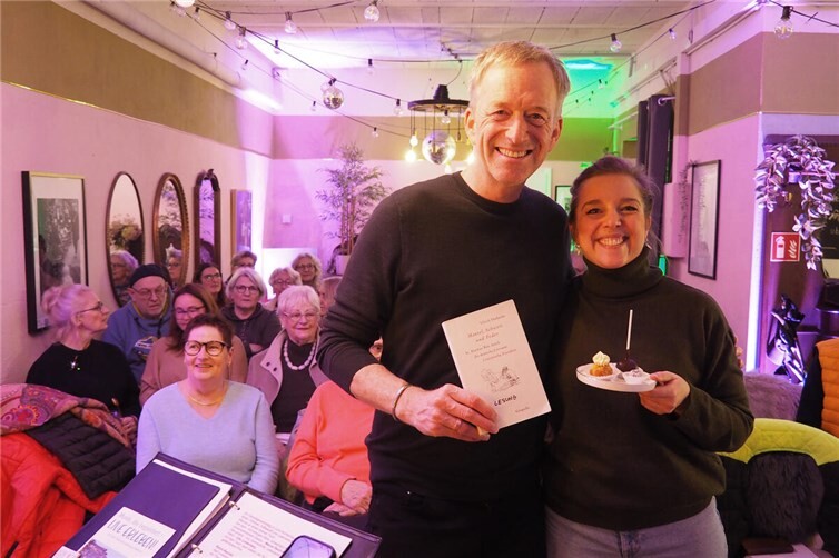 Es war wieder eine Erfolgsveranstaltung im Kuchenhaus von Luzia Kranz (rechts) in Mendig. Der SWR Moderator Martin Seidler hatte bei seinen „Literatischen Parodien“ über St. Martin wieder „Volles Haus“. Foto: BS
