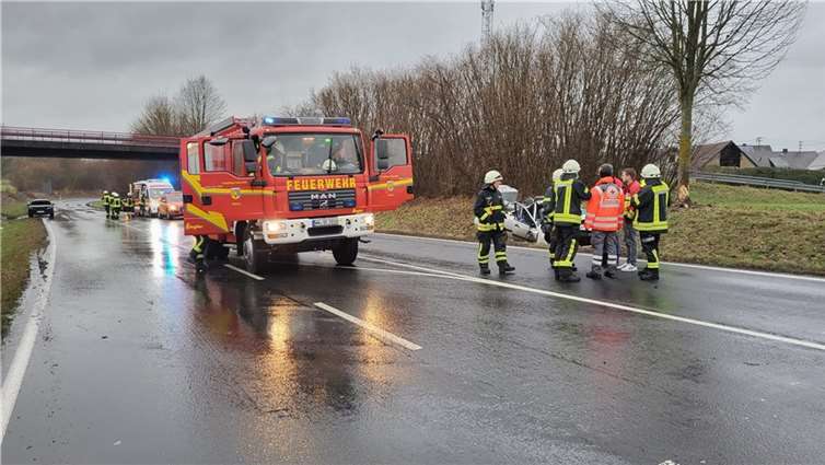 Vielbach: PKW kracht gegen Baum Es waren die Freiwillige Feuerwehr der VG Selters, der ADAC Rettungshubschrauber, sowie Notarzt und Rettungsdienst im Einsatz. Foto: WinklerTV