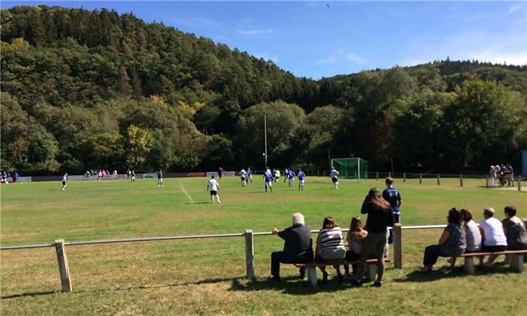 Es waren nicht die besten Platzverhältnisse beim Spiel in Antweiler.  Mike Beitzel