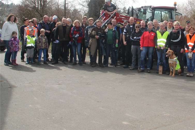 Es waren viele freiwillige Helfer am Treffpunkt.UP