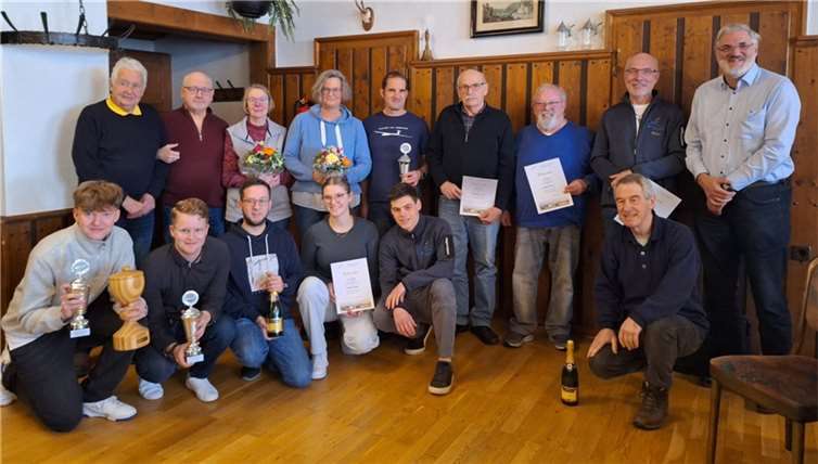 Es waren zahlreiche Ehrungen für Verdienste, langjährige Mitgliedschaft und sportliche Leistungen zu vergeben.  Foto:: Anette Weidler