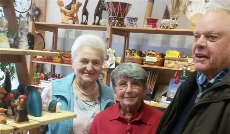 Es weihnachtet sehr auch im Neuwieder Eine-Welt-Laden. Hilde Bach, Annemie Rößler und Hansgeorg Schasse (v.l.) vom ehrenamtlichen Ladenteam präsentieren dabei Produkte aus dem fairen Handel von drei Kontinenten, Amerika, Afrika und Asien. privat