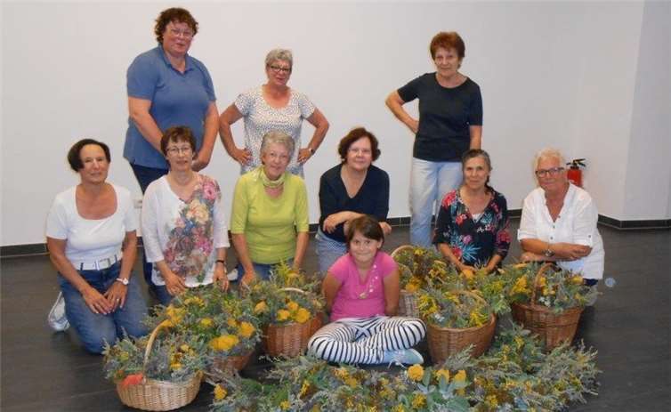 Es werden immer sieben verschiedene Kräuter zu einem Sträußchen gebunden, die Zahl 7 soll magisch sein. Fotos: privat