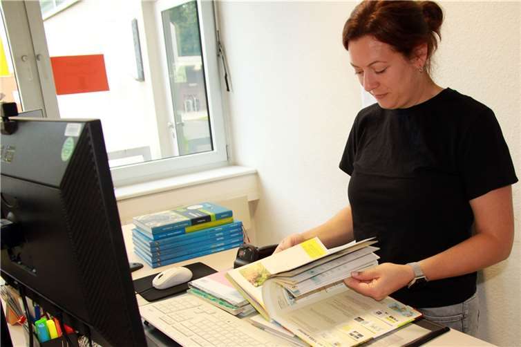 Es werden nicht nur Schülerpakete gepackt, sondern auch die neuen Bücher inventarisiert.  Foto: Kreisverwaltung / Charline Hoffmann