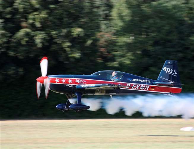 Es werden spektakuläre Kunstflugdarbietungen geboten.