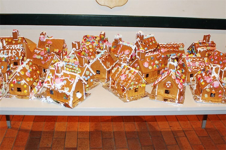 Es werden wieder Pfefferkuchenhäuser gebastelt
