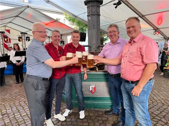 Es wird angestoßen auf eine gelungene Kirmes. Fotos: privat