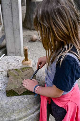 Es wird gewerkelt. Foto: Vulkanregion Laacher See/J. Zimpel-Nonn