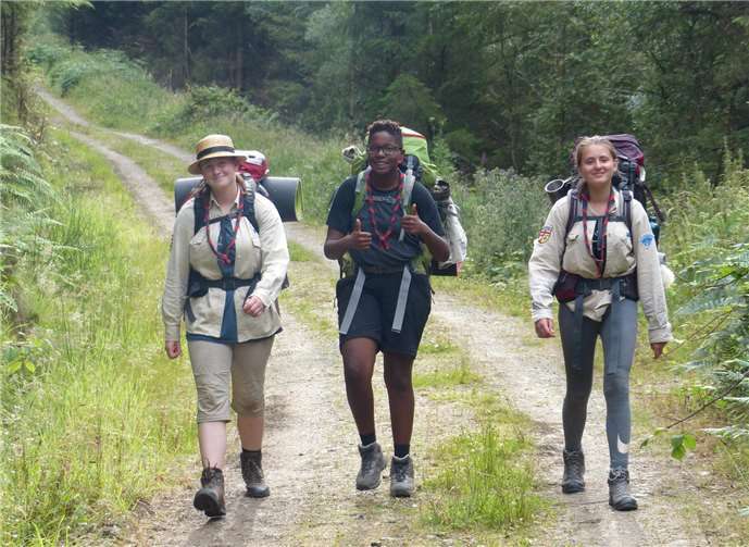 Es wurde auch durch die atemberaubende Landschaft Irlands gewandert.