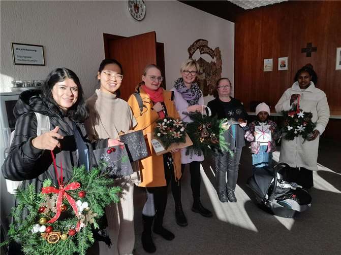 Es wurde eifrig gestaltet, geschnitten und geklebt. Foto: VG Weißenthurm / Sofie Linden