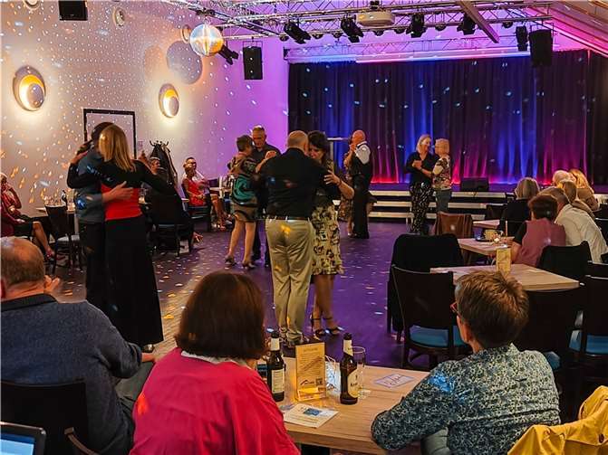 Es wurde eifrig getanzt. Foto: Christian Heller