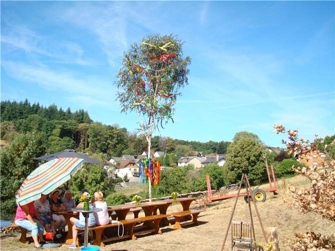 Es wurde ein Kirmesbäumchen aufgestellt, das unter vielen Hallo-Rufen von den Frauen und Mädchen geschmückt wurde.  Foto: privat