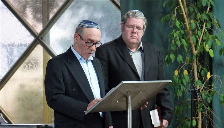 Es wurde ein kleines Stück aus dem ersten Buch Mose, dem Bereschit, gelesen, zuerst auf Hebräisch und dann in der deutschen Übersetzung.