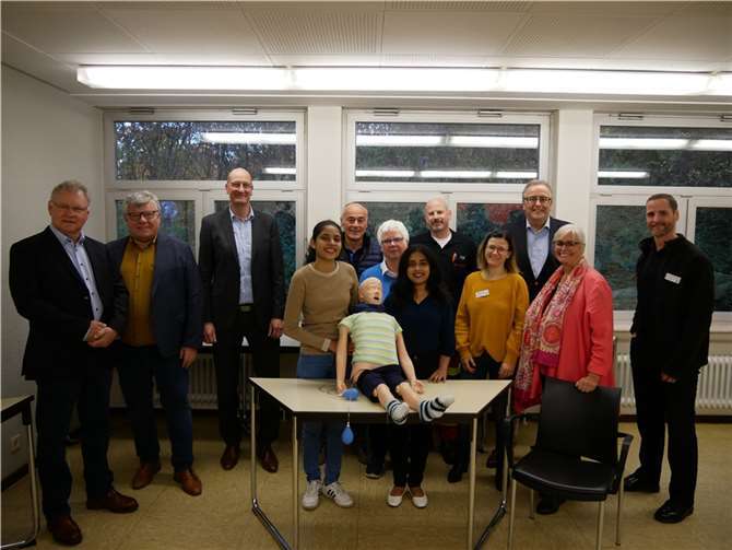 Es wurde eine Übungspuppe für das Krankenhaus und die Pflegefachschule Linz-Remagen übergeben.  Foto: Manuel Klein