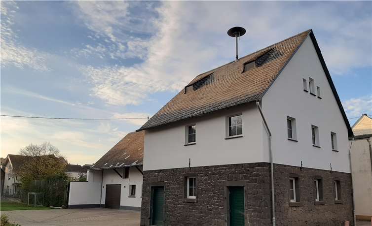 Es wurde eine abgebrochene Ecke neu abgemauert und einige Fallrohre zur Entwässerung der Dächer erneuert.