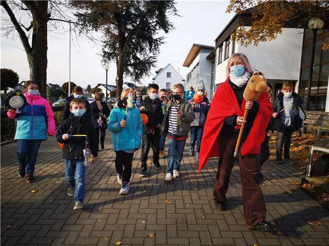 Es wurde eine kleine Runde um die Schule gedreht. Fotos: privat