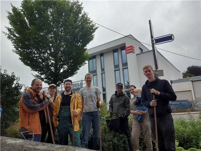 Es wurde fleißig Unkraut gejätet und einige Sträucher wieder in Form gebracht. Quelle: FWG Zepp