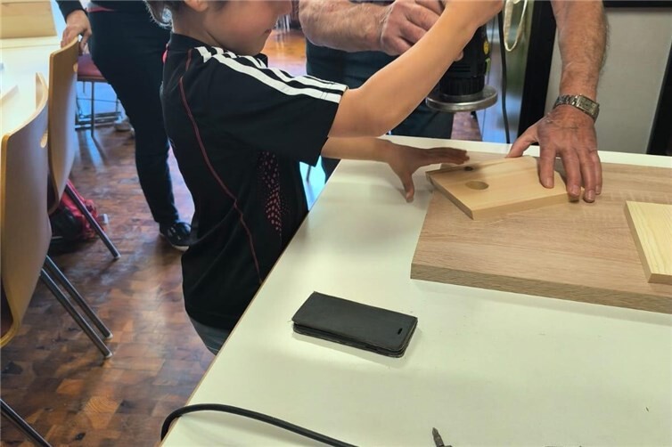 Es wurde gebohrt und gehämmert beim Nistkästenbau.