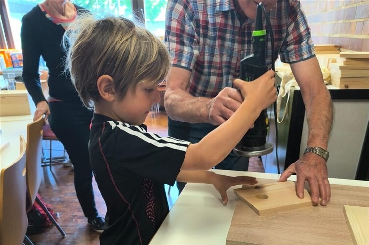 Es wurde gebohrt und gehämmert beim Nistkästenbau.