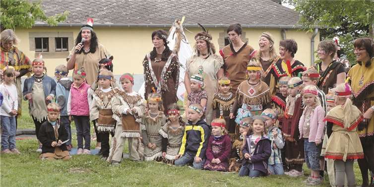 Es wurde gegrillt, geschminkt, Indianerketten gebastelt und gespielt. Privat