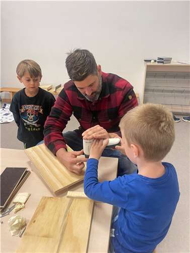 Es wurde gehämmert, genagelt und gesägt. Quelle: Hegering Puderbach