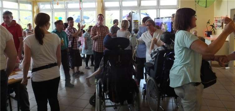 Es wurde gemeinsam getanzt, geklatscht und gesungen. Caritas Zentrum, Mendig