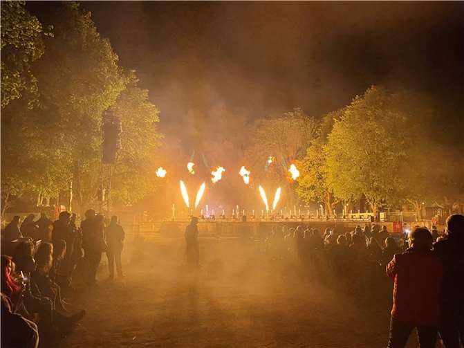 „Danke sagen“ mit Wasser, Licht und Feuer Es wurde nicht nur nass, sondern auch heiß. Foto: ROB