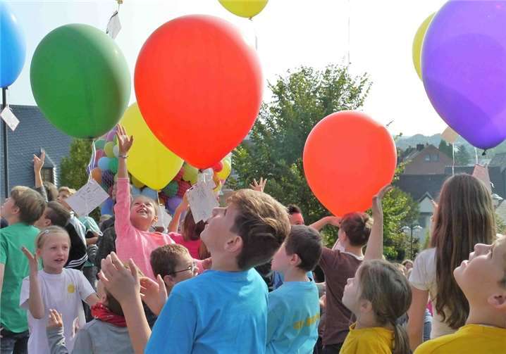 Es wurde sich als erstes auf die Luftballons gestürzt, die eine Botschaft der Kinderrechte trugen und diese verbreiten sollten.