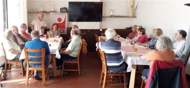 Es wurde über nach den Referaten eifrig diskutiert.  Foto: privat