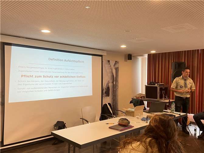 Es wurde unter anderem ausführlich über den rechtlichen Rahmen der Aufsichtspflicht im Pfadfinderalltag gesprochen.