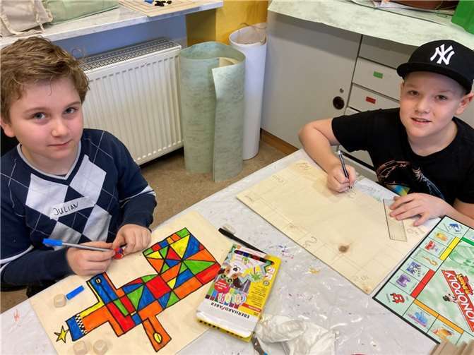 Do it yourself: Spiele Klassiker Es wurde viel gemalt, geschnitten und geklebt, bis am Ende die verschiedensten Spiele fertig waren. Foto: Elena Reißlandt