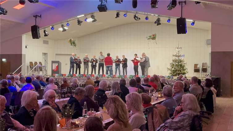 Gemeinschaft und Tradition in vorweihnachtlicher Atmosphäre Es wurde wieder kräftig gesungen.
