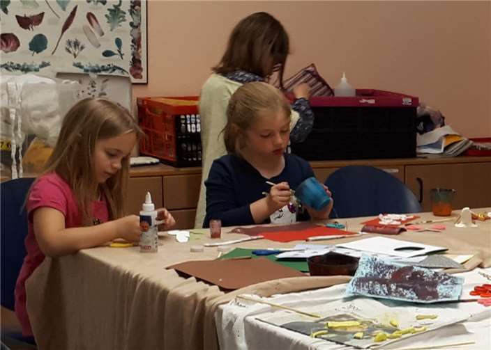 Es wurde zauberhaft gebastelt und gemalt.